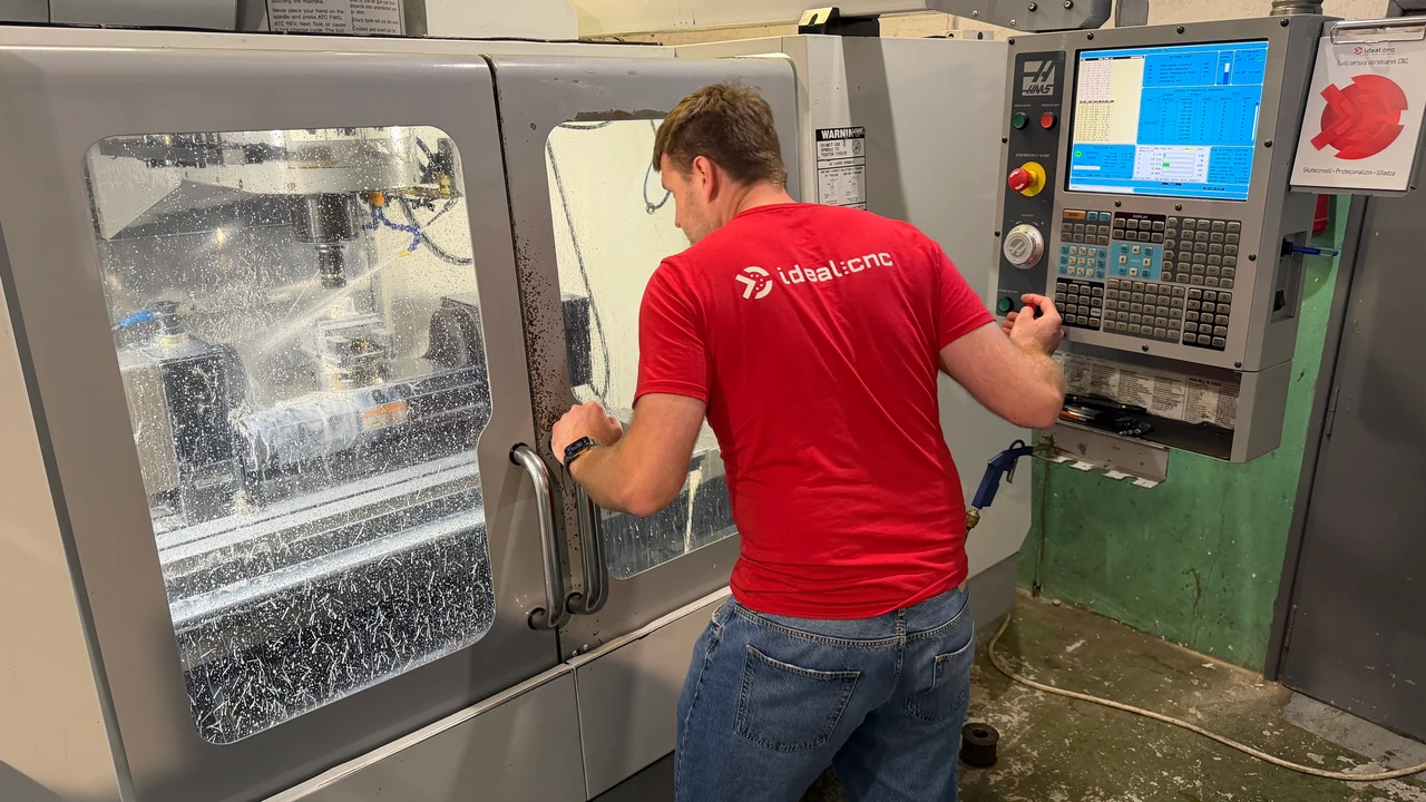 Operator iDeal CNC przy panelu frezarki Haas podczas pracy maszyny