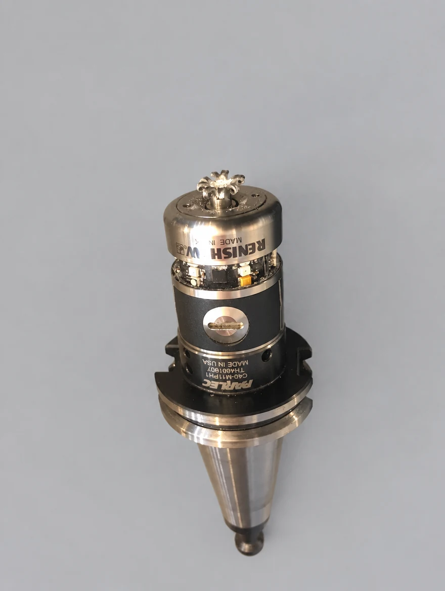 Sonda detalu Renishaw po kolizji z widocznym uszkodzeniem końcówki i odsłoniętą elektroniką