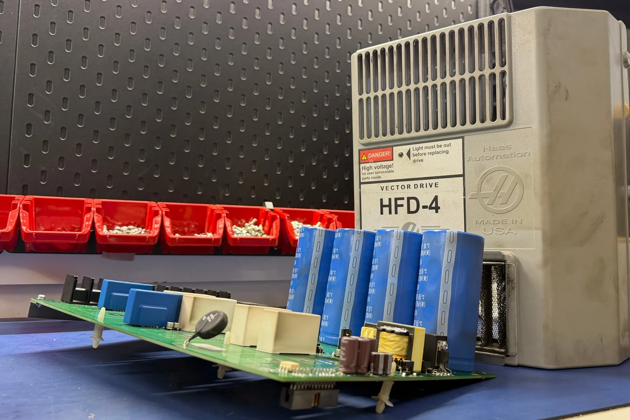 Vector Drive Haas HFD-4 i jego płyta elektroniczna na stole warsztatowym