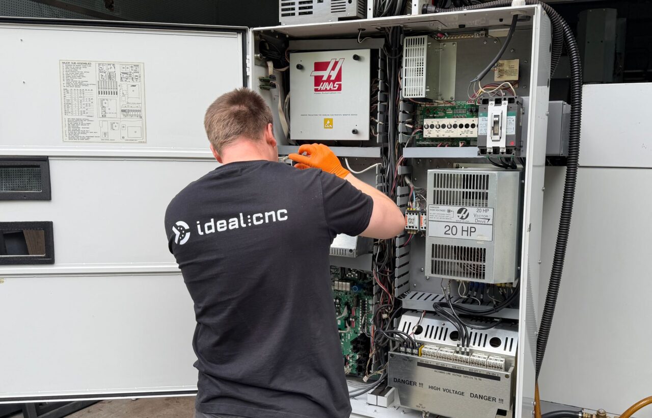 Serwisant iDeal CNC diagnozuje szafę sterowniczą Haas z napędem 20 HP Vector Drive