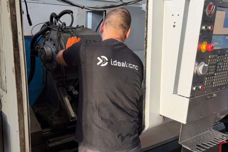 Serwisant iDeal CNC przy głowicy rewolwerowej tokarki Haas ST-30, obok panel sterowania